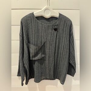 📍 Wool Ribbed Pullover – Raw Hem & Button Detail L/XL